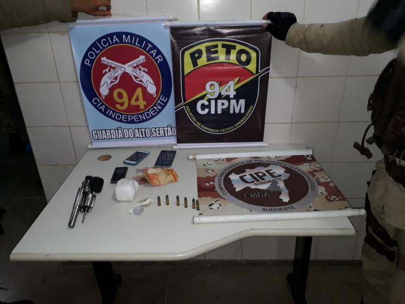 Duas pessoas são presas transportando Maconha e Cocaína de Caculé para Caetité; uma arma foi apreendida