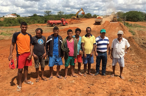 Presidente da Câmara de Tanhaçu, Tõe Brito, comemora construção de barragem na zona rural