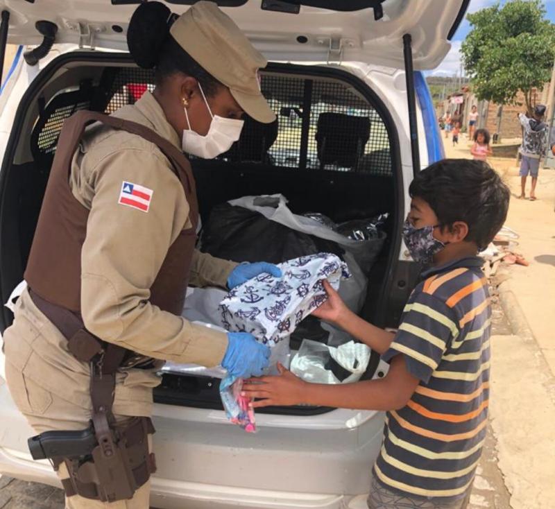 Vitória da Conquista: Polícia Militar distribui 225 brinquedos em ação de Natal