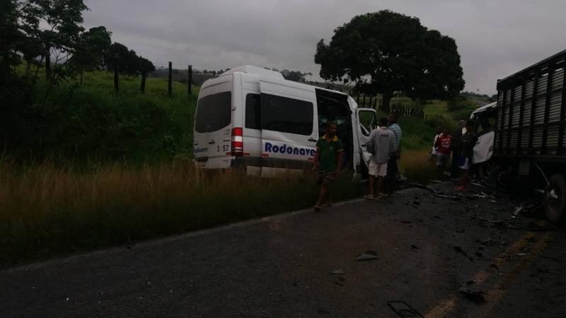 Grave acidente envolvendo carreta e Van deixa oito mortos na BA-502