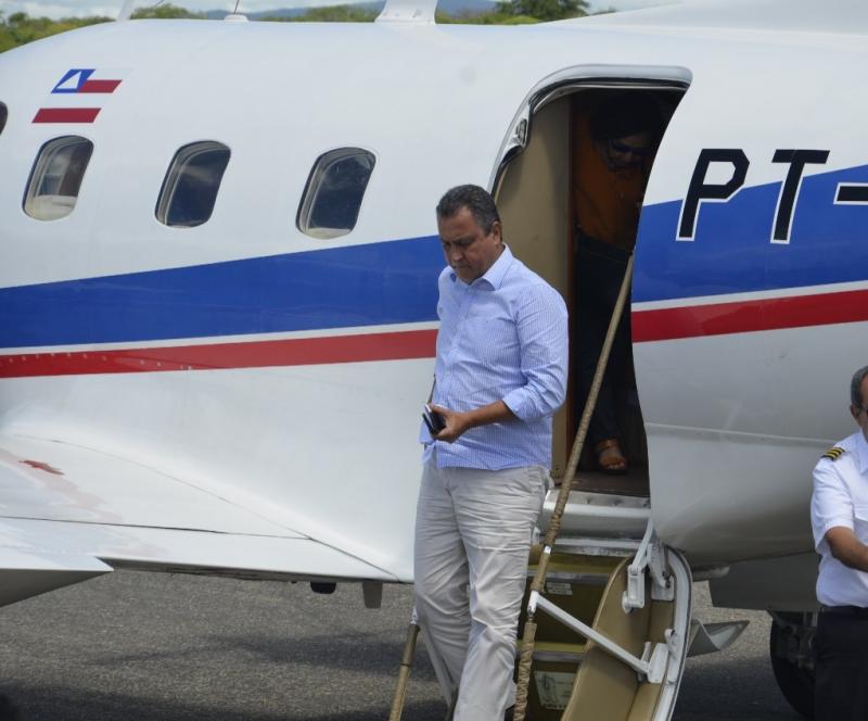 Rui Costa é recebido em aeroporto de Brumado para inaugurações na cidade