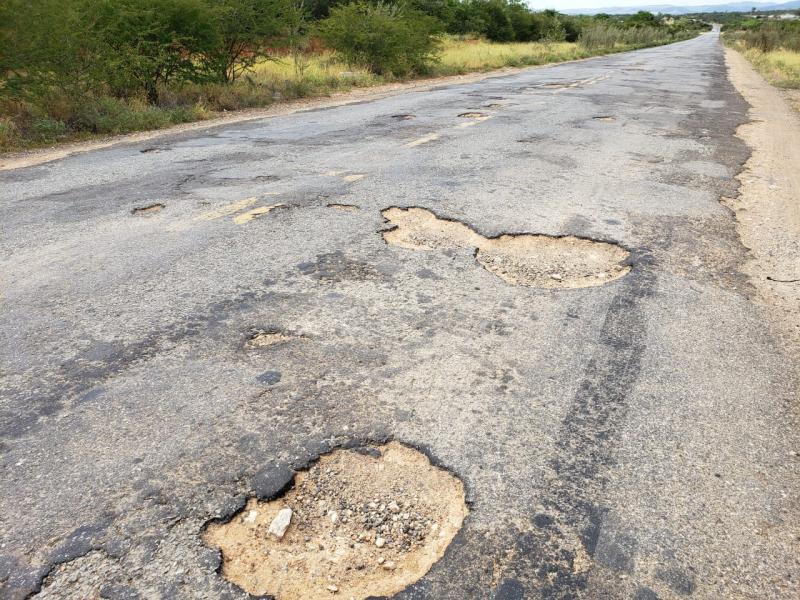 Situação precária da BA-142 entre Tanhaçu e Ituaçu dificulta a vida de quem trafega e gera riscos de acidentes