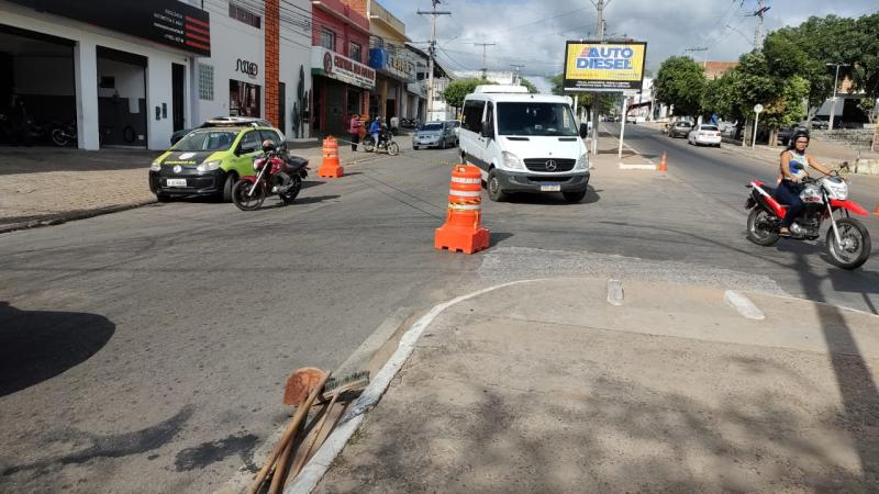 Parte da Av. Centenário é interditada para correção de serviço mal feito pela Embasa