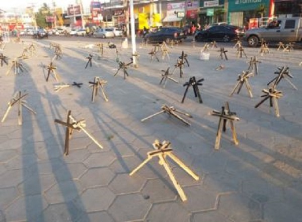Feira: Ato pela paz espalha cruzes em centro da cidade e pede redução de violência