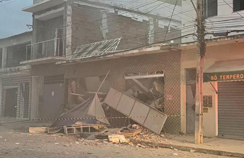 Explosão em padaria causa desabamento de prédio em Tanhaçu; uma mulher já foi resgatada