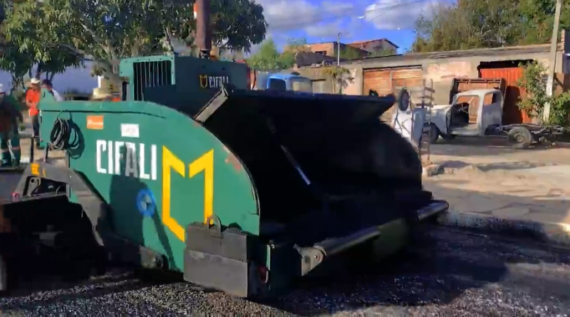 Prefeitura de Aracatu realiza recapeamento asfáltico na cidade; veja vídeo