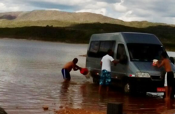 Internauta flagra Van sendo lavada dentro da Barragem que abastece Livramento e Rio de Contas