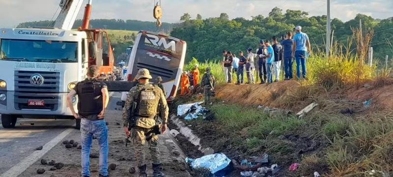 Ônibus de turismo do RJ tomba em rodovia na BA e deixa ao menos 8 mortos e 23 feridos 
