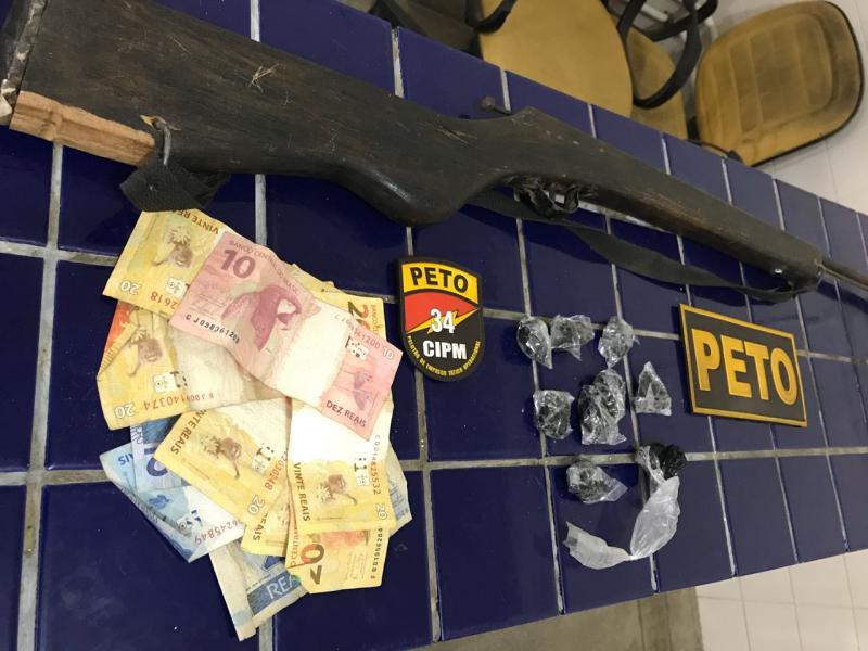 Drogas e arma artesanal são apreendidas no Conjunto Brisas em Brumado