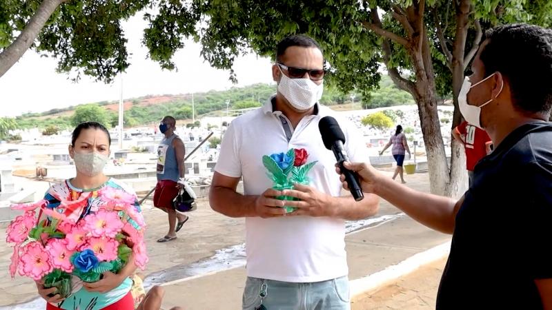 Muitas homenagens neste Dia de Finados no Cemitério Jardim Santa Inês em Brumado, veja o vídeo