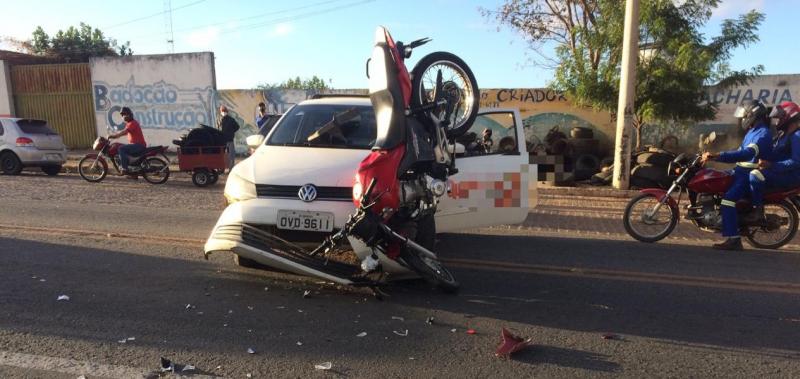 Brumado: Moto e pick-up Saveiro colidem na Avenida Centenário