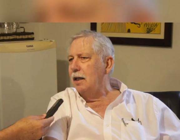 Impedido de realizar pavimentação asfáltica em alguns bairros devido a falta de esgotamento, prefeito de Guanambi pressiona a Embasa