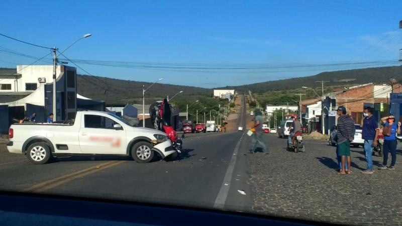 Brumado: Moto e pick-up Saveiro colidem na Avenida Centenário