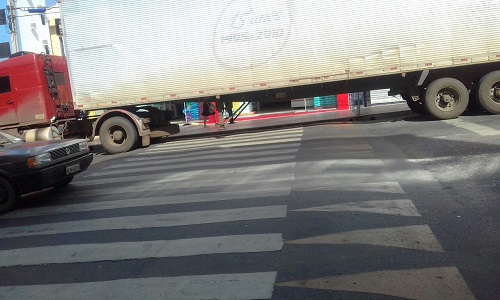 Carreta fica parada por cerca de meia hora  na Avenida Coronel Tibério Meira e obstrui faixa de pedestres