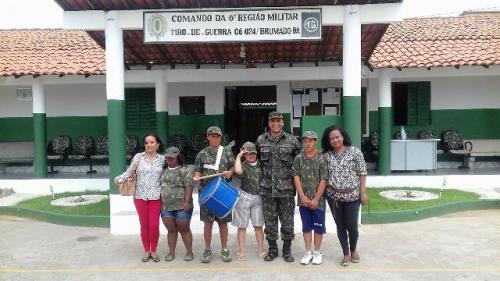 Crianças Especiais visitam o Tiro de Guerra em Brumado