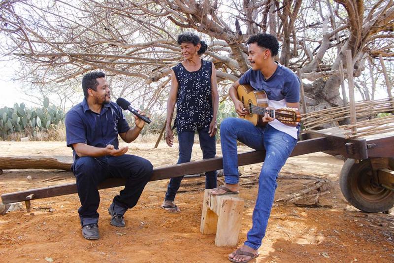 É impossível não se emocionar: conheça um pouco da história de vida de  Luiz Carlos, o violeiro, e a sua paixão pela música caipira