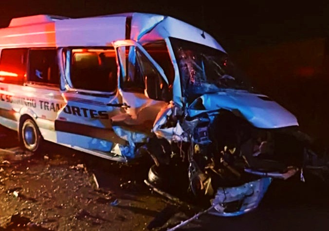 Uma pessoa morre e quatro ficam feridas em acidente envolvendo carro e van próximo a Anagé 