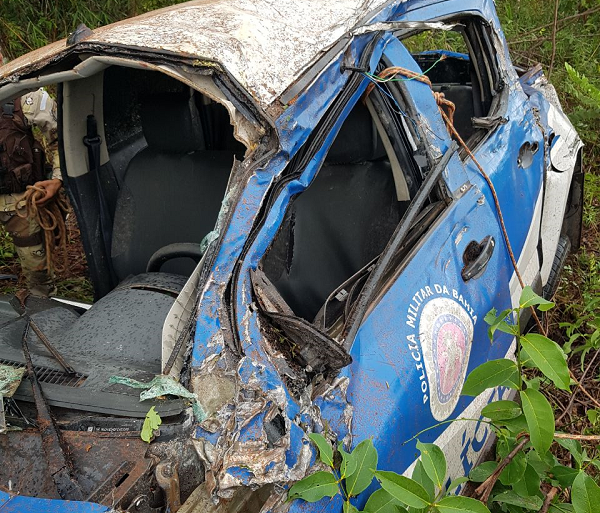 Chapada: quatro PMs ficam feridos após batida entre viatura e caminhão 