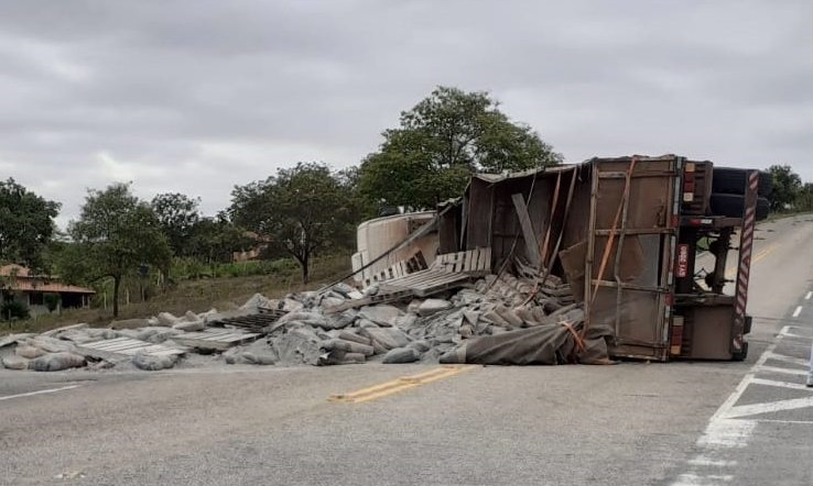 Três pessoas ficam feridas após carreta de cimento perder freios e tombar na BA-156 em Licínio de Almeida