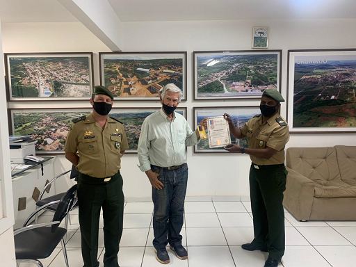 Brumado: Prefeito Eduardo Vasconcelos recebe Medalha Mérito do Tiro de Guerra