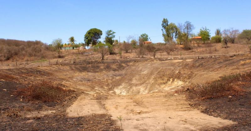Governo de Guajeru realiza limpeza de aguadas durante o período de estiagem