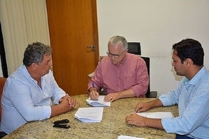 Prefeitura de Rio do Antônio assina convênio de R$ 116 mil com a SDR/Car para a limpeza de aguadas