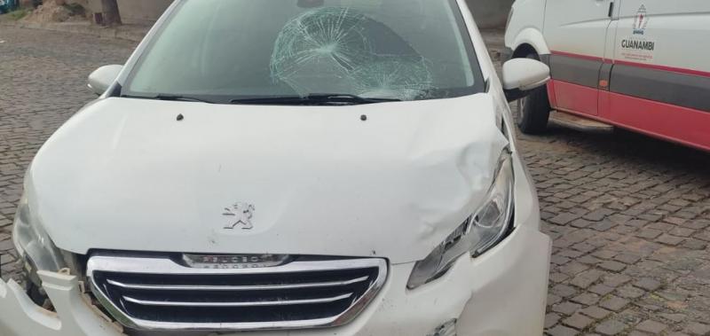 Guanambi: Motociclista fica ferido após ser arremessado e estoura para-brisa de carro após impacto de colisão