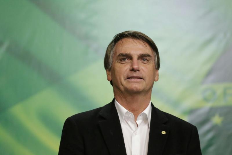 Bolsonaro assina decreto que flexibiliza a posse de armas
