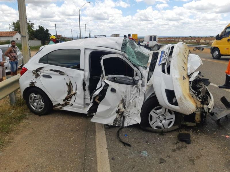 Vitória da Conquista: Carro fica destruído após batida com caminhão 