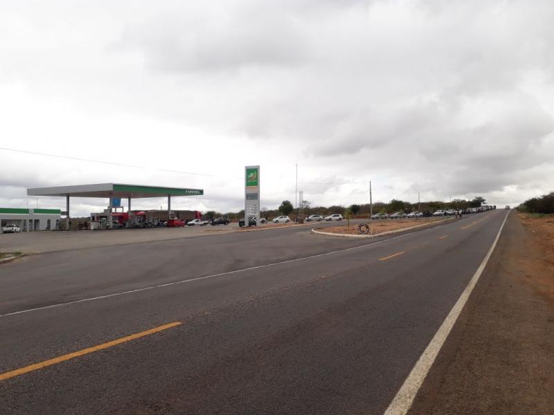 Único posto com combustíveis em Brumado tem fila gigante para abastecimento 