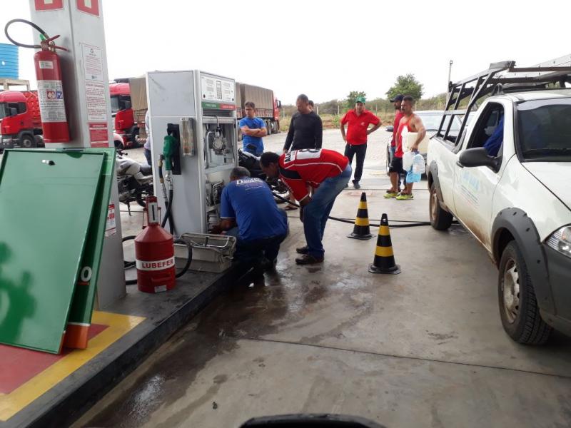 Único posto com combustíveis em Brumado tem fila gigante para abastecimento 