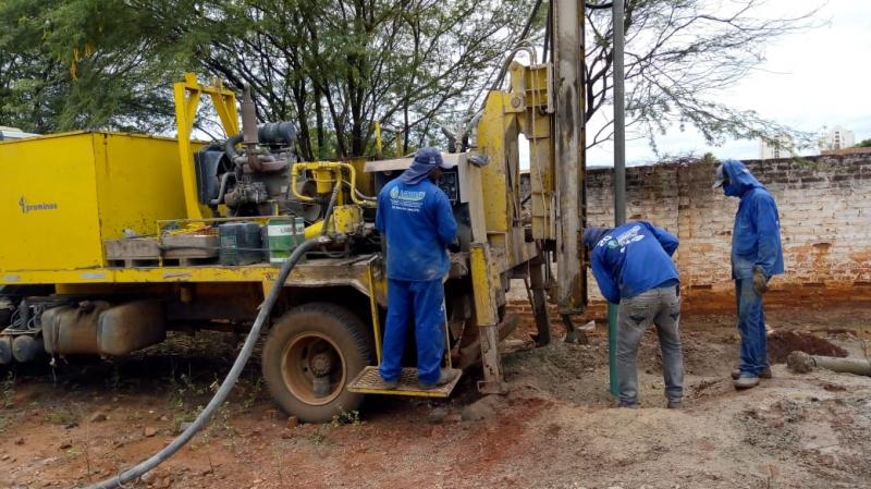 Empresa doa poço artesiano para Fadesb de Brumado 