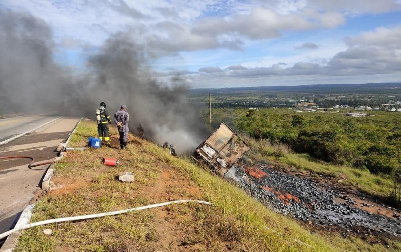 Carreta sai de pista, cai em barranco e pega fogo em Vitória da Conquista