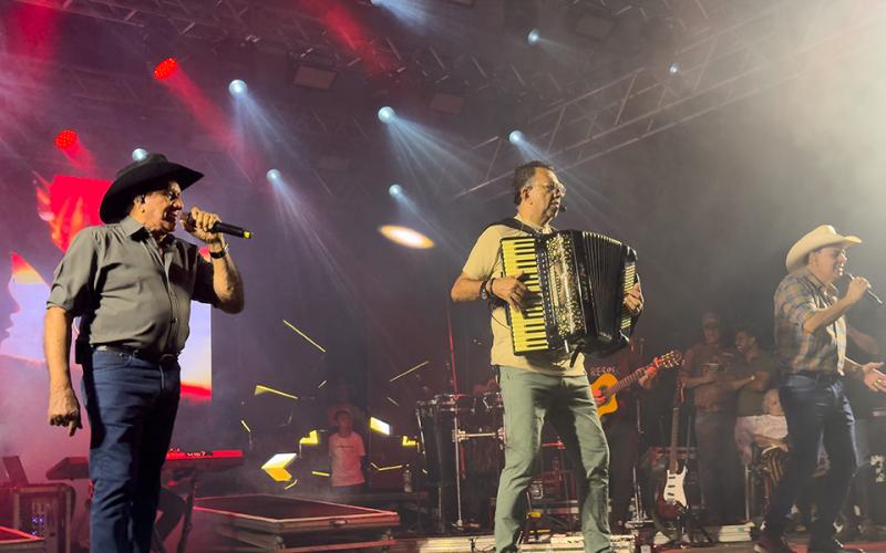 Cavalgada de Santos Reis: Tendo Trio Parada Dura como uma das principais atrações, público lota Parque de Exposições em Brumado