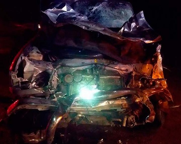 Jovens são arremessados de veículo e morrem em batida entre carro e caminhonete em Conquista