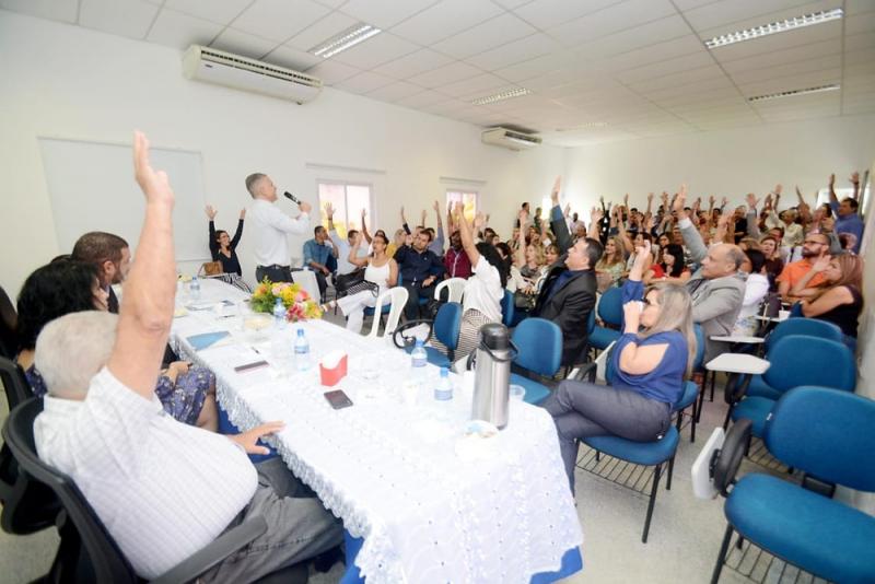 Em assembleia, delegados desistem de entregar cargos e aguardam negociação entre governo e delegado-geral