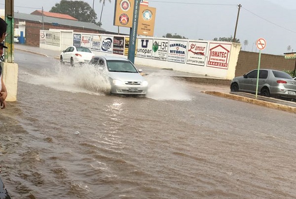 Chove forte em Livramento; pode chover a qualquer momento amanhã na cidade