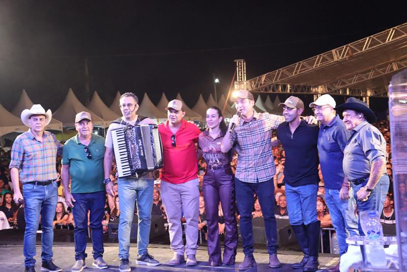 Cavalgada de Santos Reis: Tendo Trio Parada Dura como uma das principais atrações, público lota Parque de Exposições em Brumado