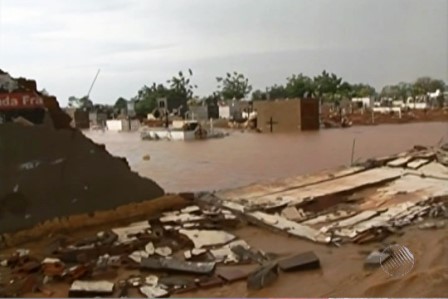 Barreiras: Cemitério fica parcialmente alagado após chuvas