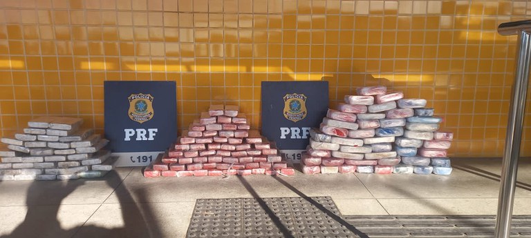 PRF apreende aproximadamente 130 kg de drogas com passageira de ônibus na BR 116 em Vitória da Conquista