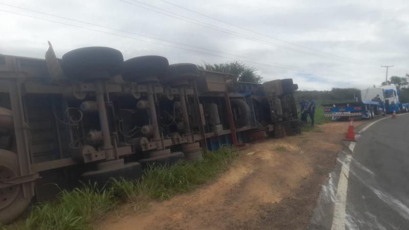 Acidente com caminhão é registrado na BA-262, trecho entre Aracatu e Anagé
