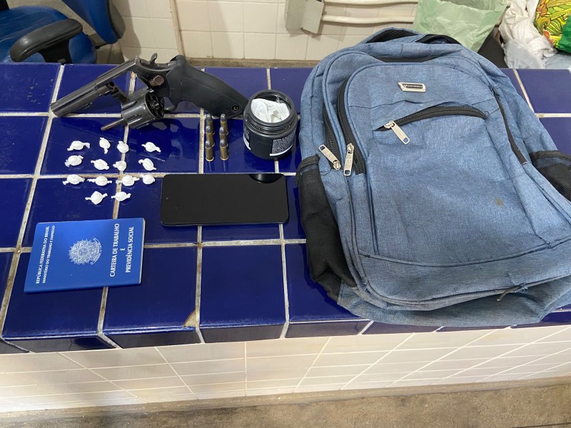 FORAGIDO DA JUSTIÇA É PRESO COM ARMA DE FOGO E DROGAS EM BRUMADO