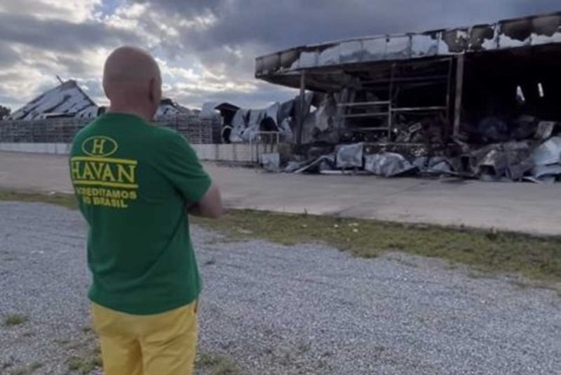 Luciano Hang visita unidade da Havan atingida por incêndio em Conquista