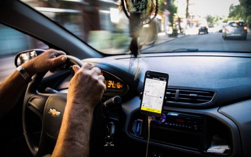 Motoristas de aplicativos, como Uber e 99, fazem greve em todo o país