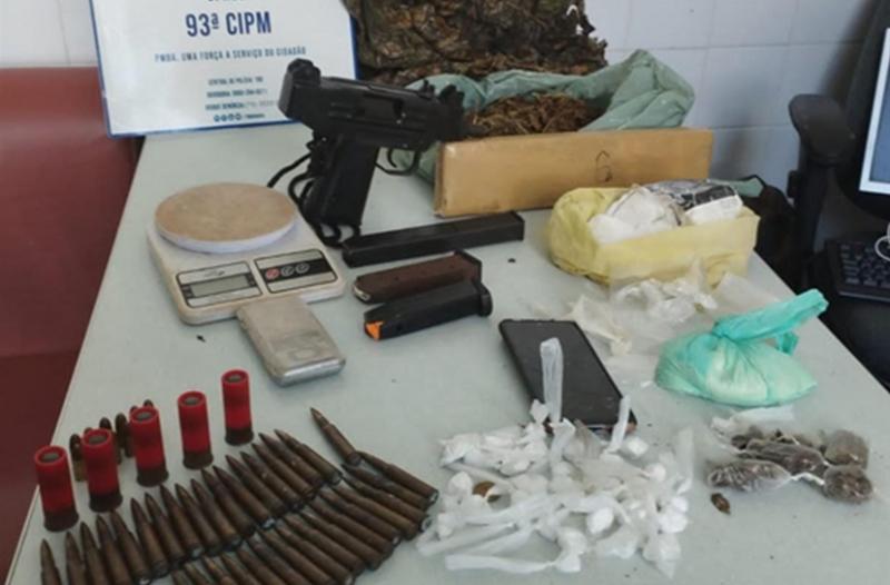 Polícia apreende submetralhadora e drogas em Iramaia