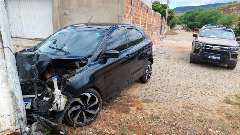 Carro atinge poste e deixa casas de dois bairros sem energia em Brumado