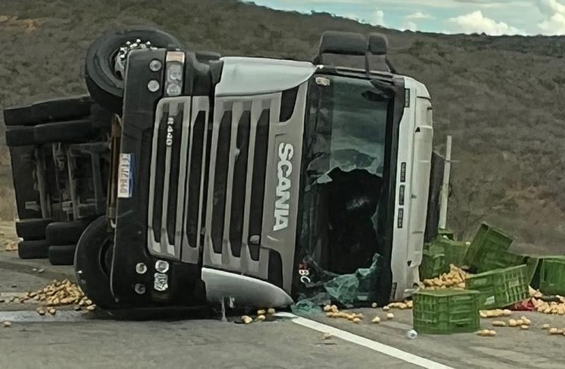 Acidente com carreta deixa BA-262 parcialmente interditada entre Conquista e Anagé 