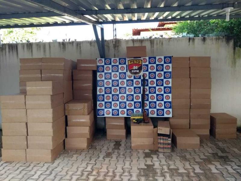 Homem é preso em flagrante com quase 1 milhão de cigarros e armas dentro de casa, no oeste da Bahia
