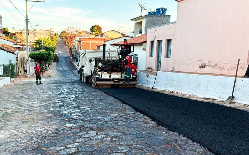 Distrito de Ibitira recebe pavimentação asfáltica em diversas ruas, a sede e outras localidades também receberão o benefício