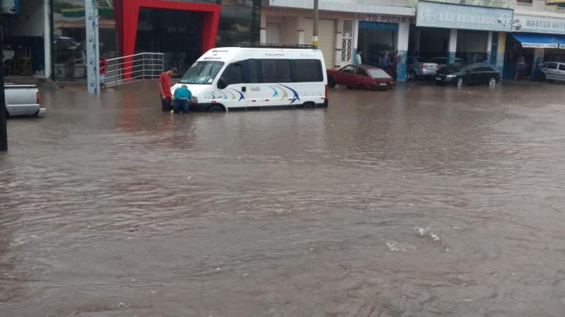 Chuva chega com intensidade em Brumado e tempo deve permanecer chuvoso durante a semana